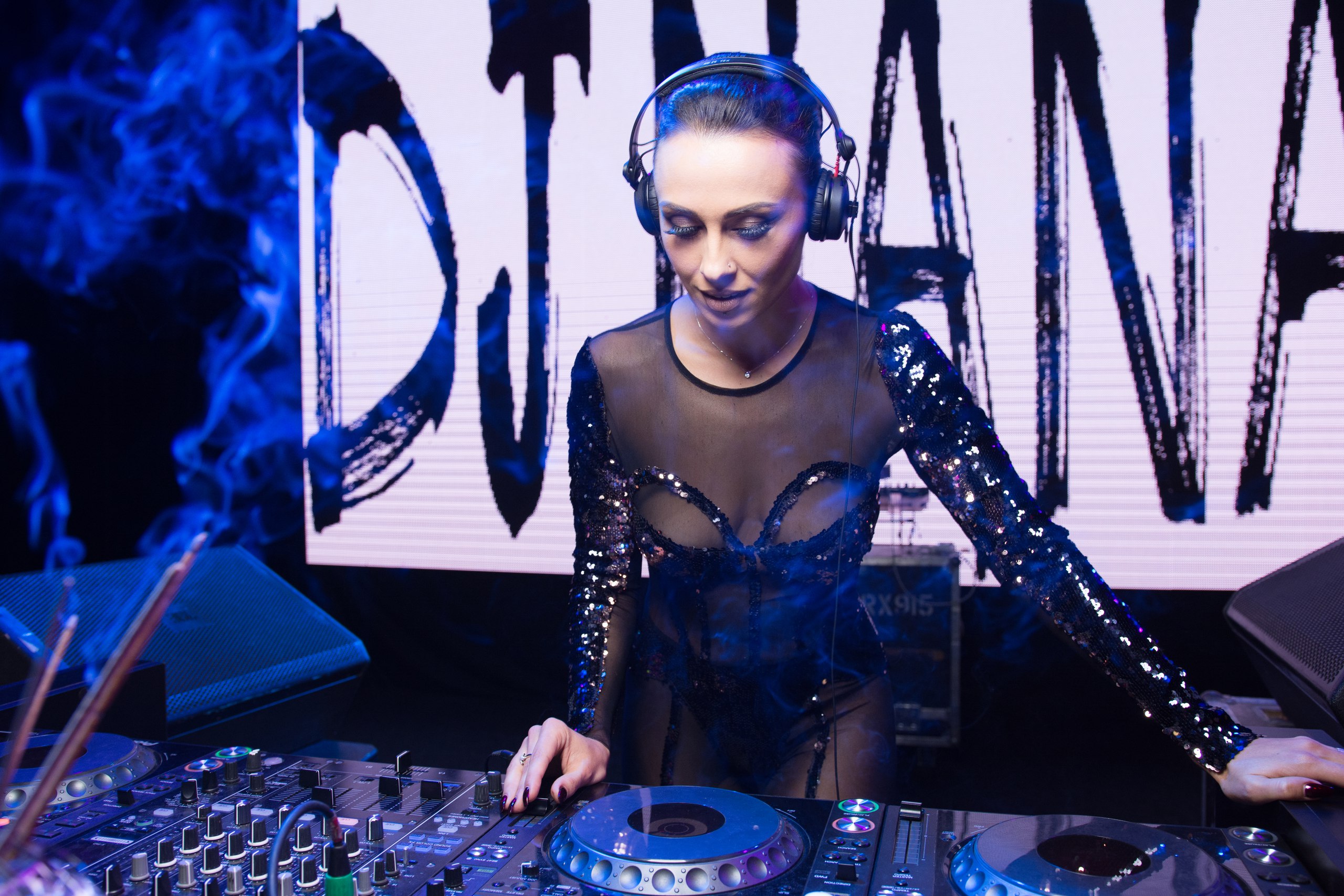 DJ Nana топлес